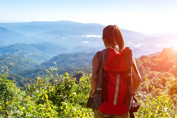 Turysta kobieta czuje się zwycięsko, stoi na górze, Tajlandia — Zdjęcie stockowe
