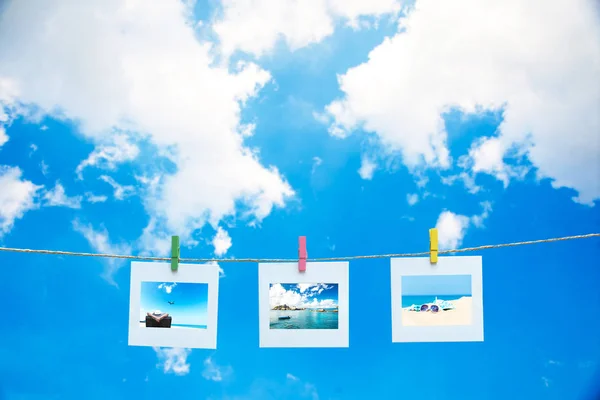 Fotos de vacaciones colgando de una cuerda, fondo del cielo —  Fotos de Stock