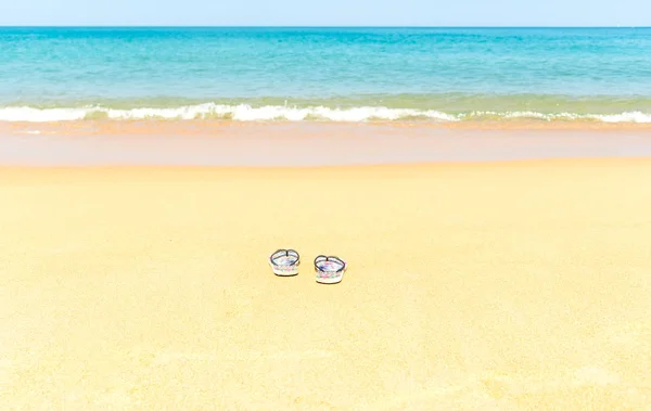 Zapatillas en la playa, verano el mar —  Fotos de Stock
