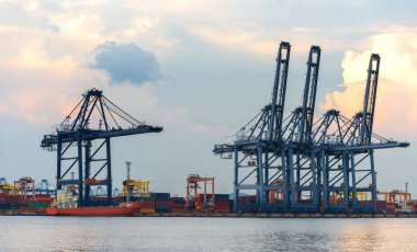 Vinç köprü Tersanesi alacakaranlıkta için lojistik ithalat ihracat geçmiş çalışma ile konteyner kargo yük gemisi