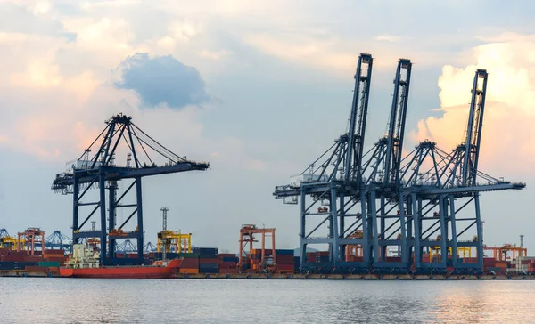 Contenedor Buque de carga de carga con puente grúa de trabajo en el astillero al atardecer para importación logística Fondo de exportación —  Fotos de Stock