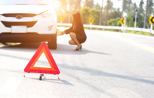 Business women driver changing tyre on her broken car — Stock Photo, Image