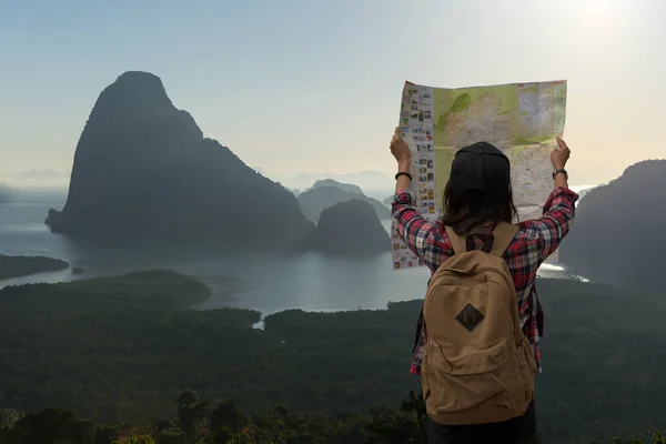 Mulheres viajante com mochila verifica mapa para encontrar direções na área selvagem — Fotografia de Stock