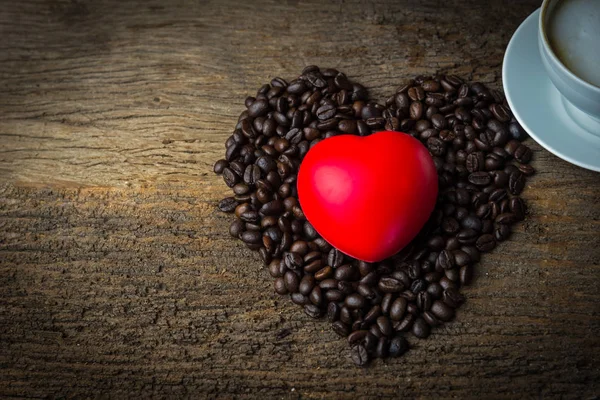 Café taza y el corazón en la madera vieja — Foto de Stock