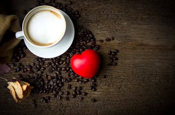 Café taza y el corazón en la madera vieja — Foto de Stock
