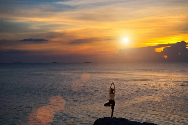 Meditation Mädchen auf dem Meer während des Sonnenuntergangs. Yoga-Silhouette. Fitness und gesunder Lebensstil. — Stockfoto