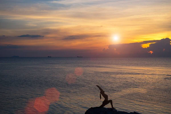 Meditation Mädchen auf dem Meer während des Sonnenuntergangs. Yoga-Silhouette. Fitness und gesunder Lebensstil. — Stockfoto