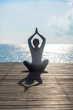 Kafkas kadın pratik yoga, deniz kıyısı