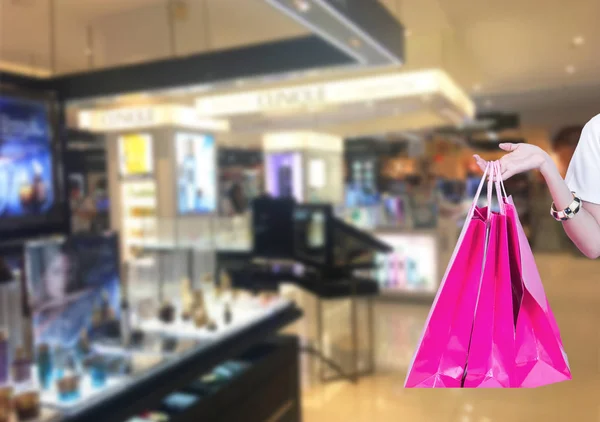 Mulher de beleza com sacos de compras no shopping center. Comprador. Vendas. Centro Comercial — Fotografia de Stock