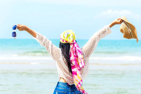 Mujer feliz en la playa en verano —  Fotos de Stock