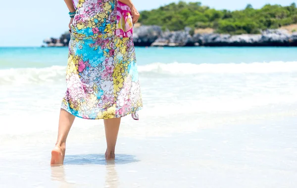 Woman walks towards the beautiful beach — Stock Photo, Image