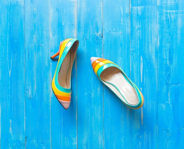 Coleção de sapatos femininos em fundo azul — Fotografia de Stock