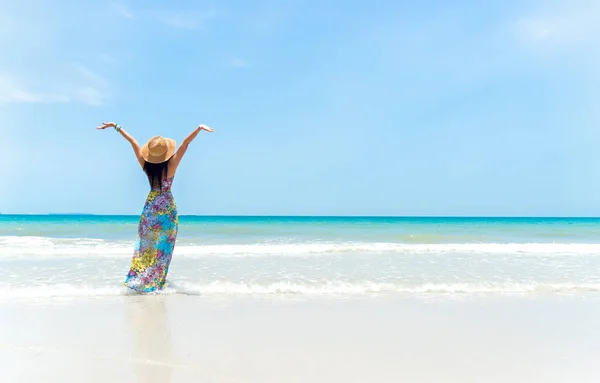 Yaz aylarında sahilde mutlu kadınla — Stok fotoğraf
