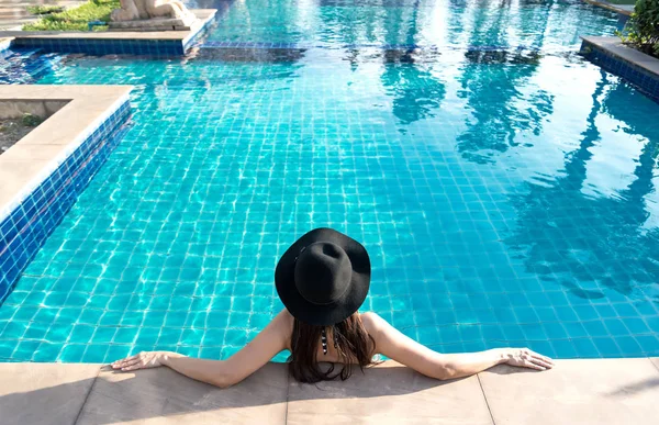 Mulher em resort spa de luxo perto da piscina, relaxe e feliz — Fotografia de Stock