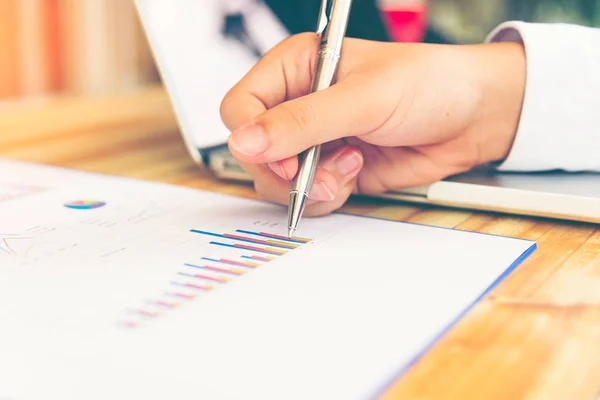 Concepto de negocio con gráfico de dinero y documentos, finanzas de informes, gráfico de escritura de hombre de negocios —  Fotos de Stock