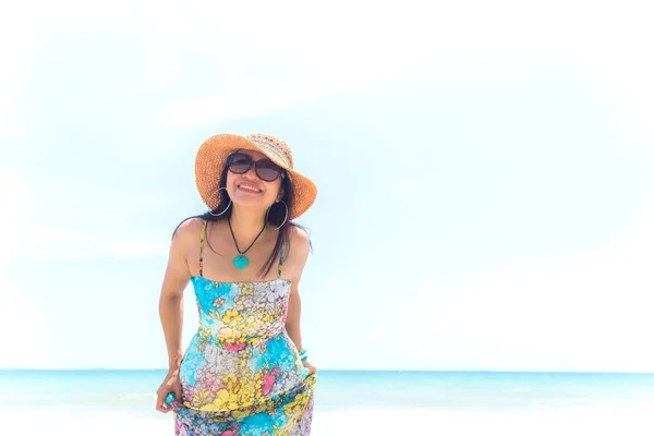 Mulher feliz na praia no verão — Fotografia de Stock