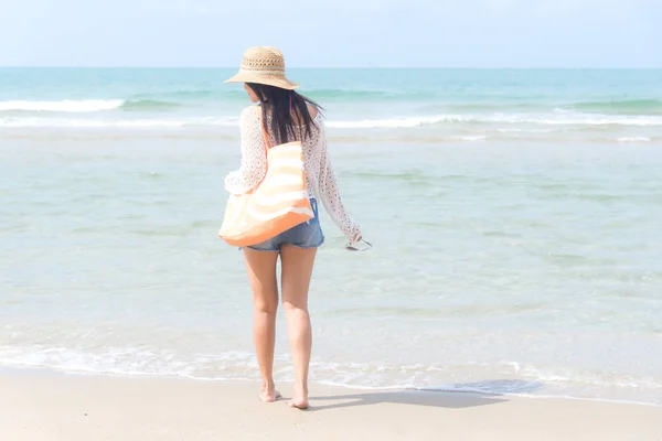 Mulher feliz na praia no verão — Fotografia de Stock