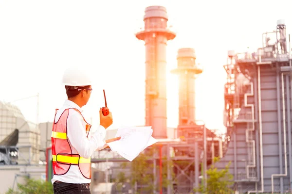 El ingeniero hombre en la planta de energía, Tailandia, seleccione el enfoque —  Fotos de Stock