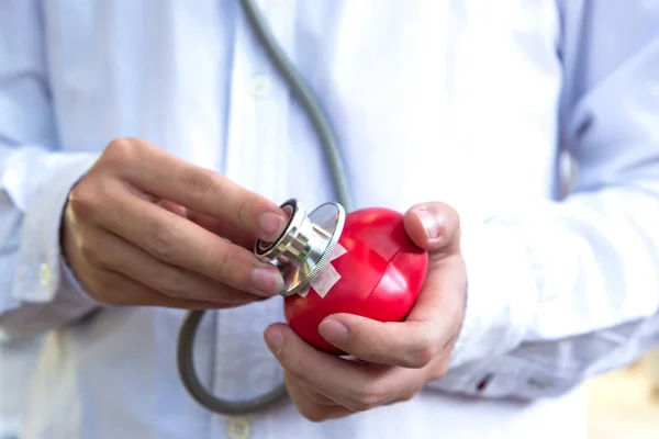 Estetoscopio con corazón en manos del médico, primer plano, enfoque selecto — Foto de Stock