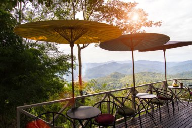Gün batımı tepe üzerinde kahve dükkanında