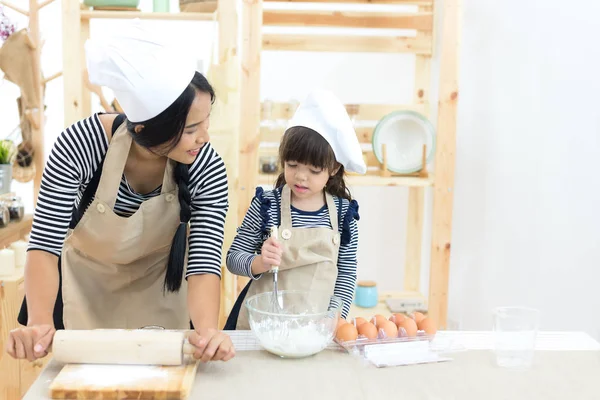 Mère et fille enfant fille cuisinent des biscuits et s'amusent dans la cuisine — Photo
