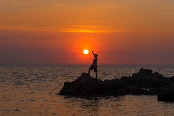 Okyanus üzerinde günbatımında kendi elleriyle adam silüeti — Stok fotoğraf