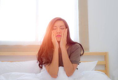 genç kadın yatağında uyanmak