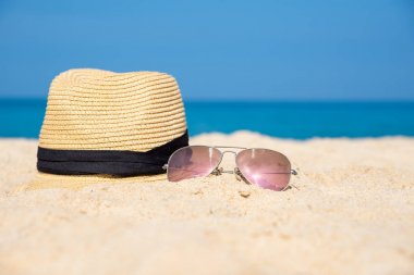 Sahilde şapka ile güneş gözlüğü