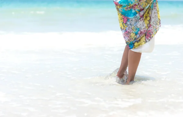 Kobieta idzie w kierunku pięknej plaży — Zdjęcie stockowe
