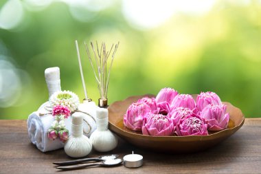 Kaplıca tedavisi ve lotus çiçek Tayland, arka plan yeşil doğa ile masaj