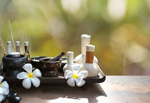 Wellness-Behandlung und Massage, Thailand, Hintergrund grüne Natur, weiche und ausgewählte Fokus — Stockfoto