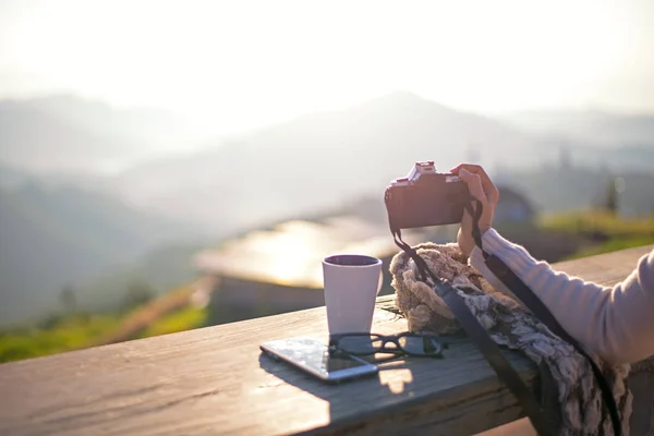 Kadın zevk onun sabah kahvesi, vintage, yumuşak ve select odak güneş ışığında açık oturma güneşte kahve içme — Stok fotoğraf