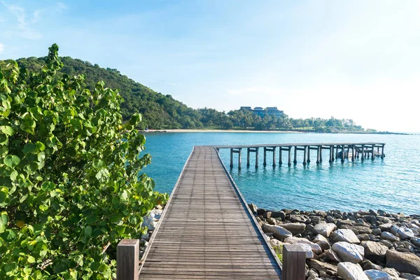 Holzbrücke zum Ozean — Stockfoto