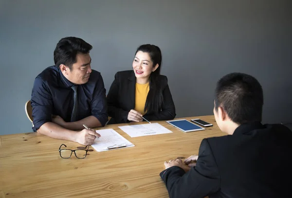 Gruppe von Geschäftsleuten interviewt Mann im Amt — Stockfoto