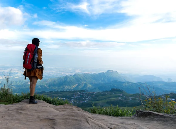 Uzun yürüyüşe çıkan kimse kadın bakmak dürbün dağda, arka plan mavi gökyüzü, Tayland, — Stok fotoğraf
