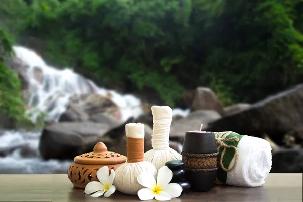 Спа-процедуры и массаж в водопаде природы, Таиланд мягкий и выберите фокус — стоковое фото