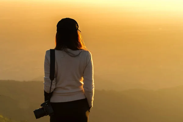 Fotograf profesjonalny kobiety Zobacz widoku z góry w sunrise — Zdjęcie stockowe