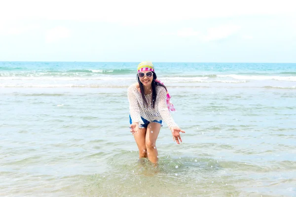 Μόδα γυναίκα να χαλαρώσετε στην παραλία. Άσπρο άμμο, γαλάζια συννεφιασμένο ουρανό και κρυστάλλινη θάλασσα του τροπική παραλία. — Φωτογραφία Αρχείου