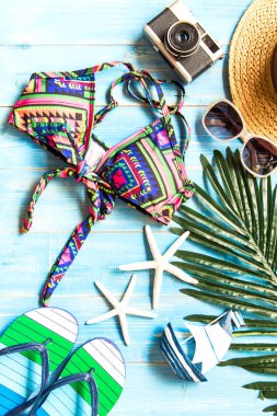 Yaz moda kadın Mayo Bikini. Tropikal deniz. Olağandışı üstten görünüm. Tatil kavramı,