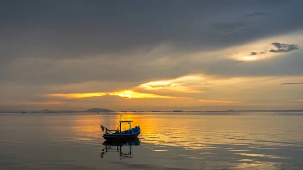 Barco de pescado con puesta de sol en la orilla del mar y hermoso cielo, Bangpha, Tailandia — Foto de Stock