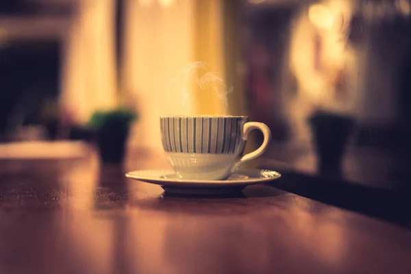 Kaffeetasse im Café, weicher Fokus — Stockfoto