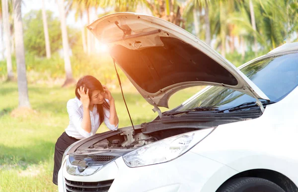 Sad business women with a broken car with open hood — Stock Photo, Image