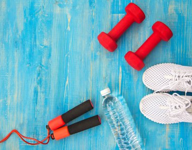 Fitness Ekipmanları ve mavi zemin üzerine taze su. Kavram sağlıklı
