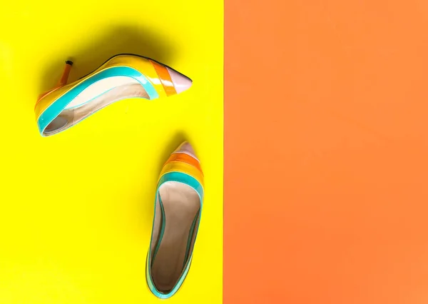 Coleção de sapatos femininos sobre fundo colorido. Conceito de férias — Fotografia de Stock
