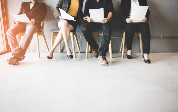 Groep van Aziatische mensen wachten op sollicitatiegesprek. Bedrijfsconcept — Stockfoto