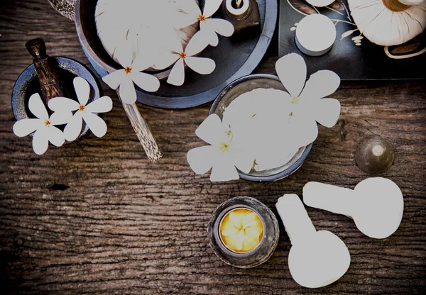 Thai Spa masaje comprimir bolas, bola de hierbas y spa de tratamiento con flor, Tailandia. Concepto saludable. seleccionar enfoque —  Fotos de Stock