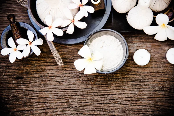 Thajské lázně masáž komprimovat koule, bylinné míč a lázeňské léčby s květinou, Thajsko. Zdravý koncepce. Vyberte zaměření — Stock fotografie