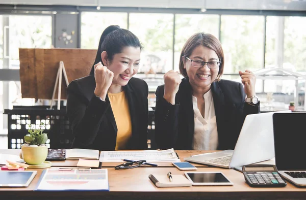 Mujeres de negocios celebrando buenos resultados del proyecto. Crecimiento empresarial — Foto de Stock