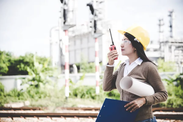 Engenheiros mulheres segurando rádio, plano e relatório de programação para o controle de segurança dos trabalhadores na indústria de energia da usina. Conceito de Engenheiro — Fotografia de Stock