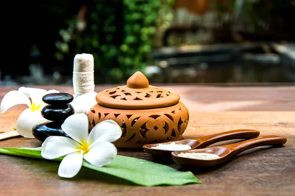 Thai-Wellness-Massage-Kompressen-Bälle, Kräuterbällchen und Behandlungs-Spa mit Blumen, Thailand. gesundes Konzept. Schwerpunkt auswählen — Stockfoto